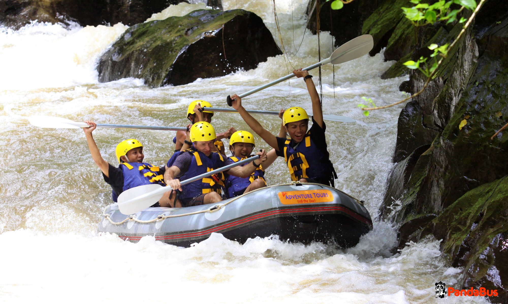 アユン川でラフティング開始（途中休憩を挟みます。）
